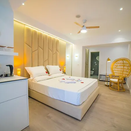 Adam & Eve Apartment *